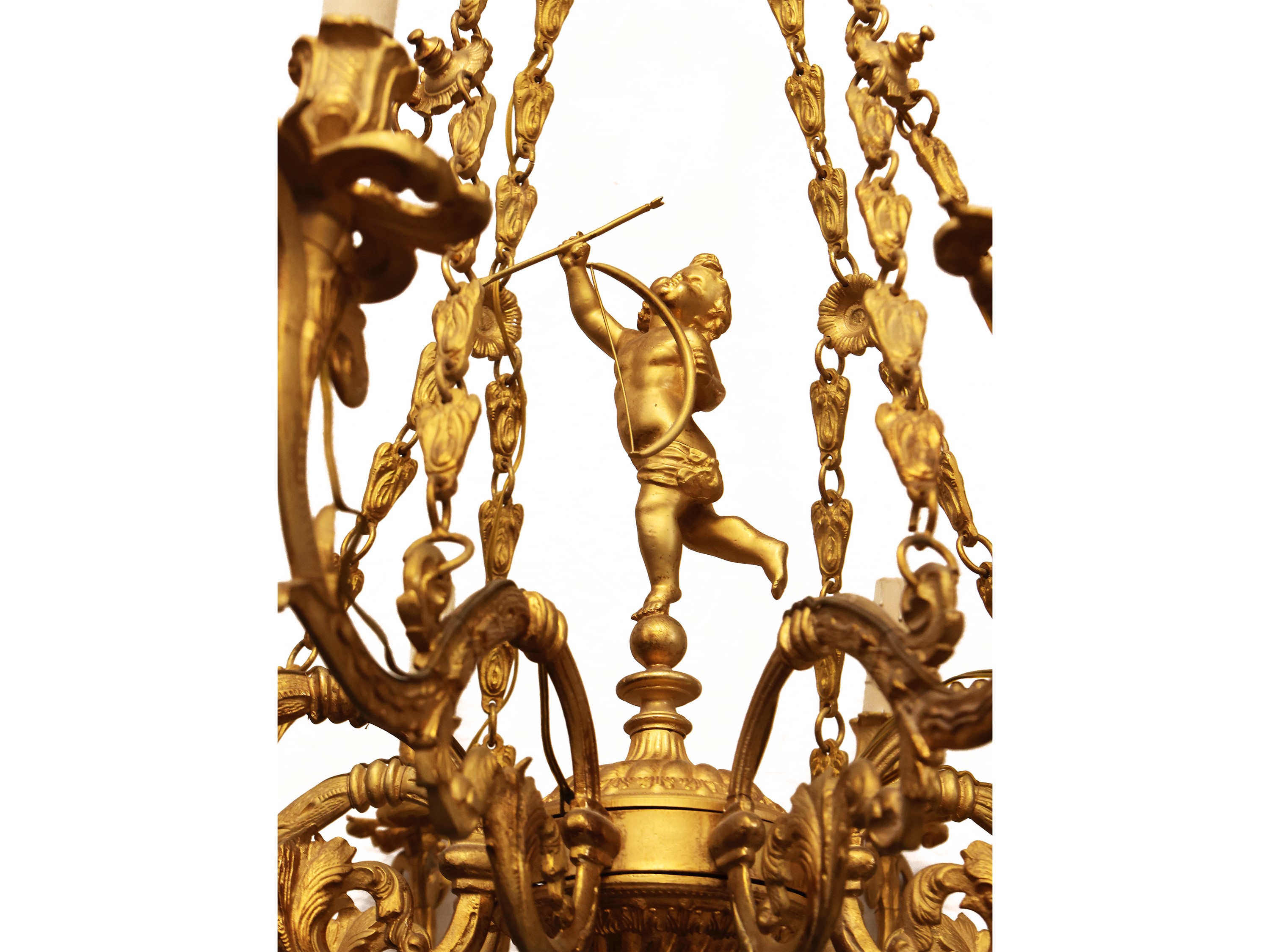 Lampadario in bronzo dorato con figura di Cupido, h 72 cm, diam 92 cm