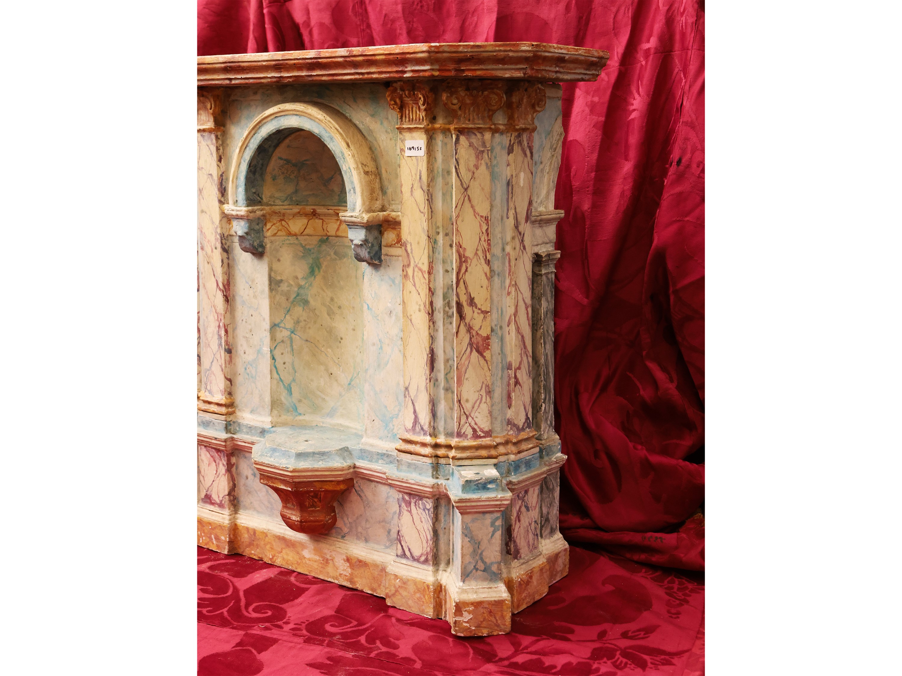 Tabernacolo in gesso policromo e legno