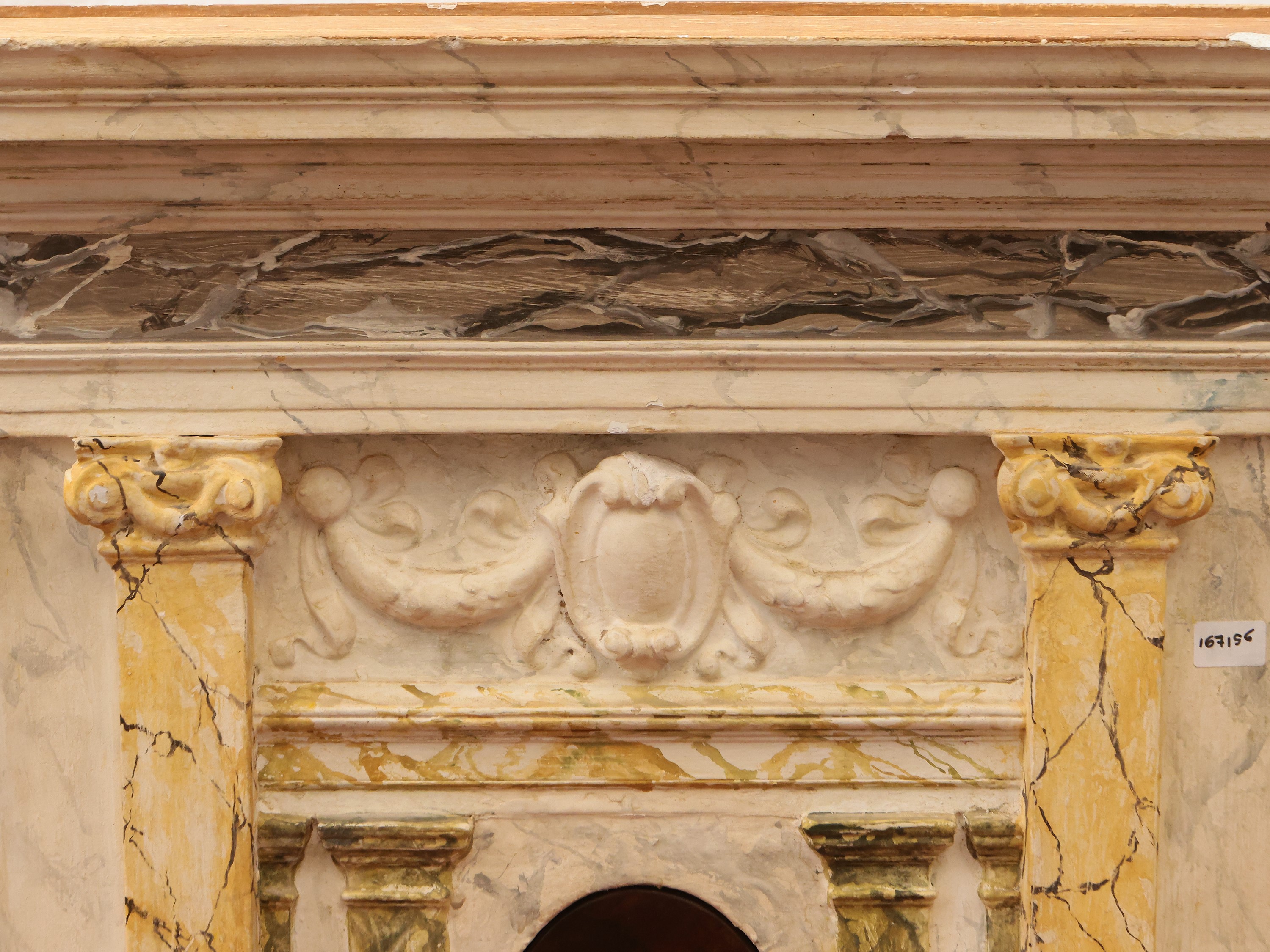 Tabernacolo in gesso policromo e legno