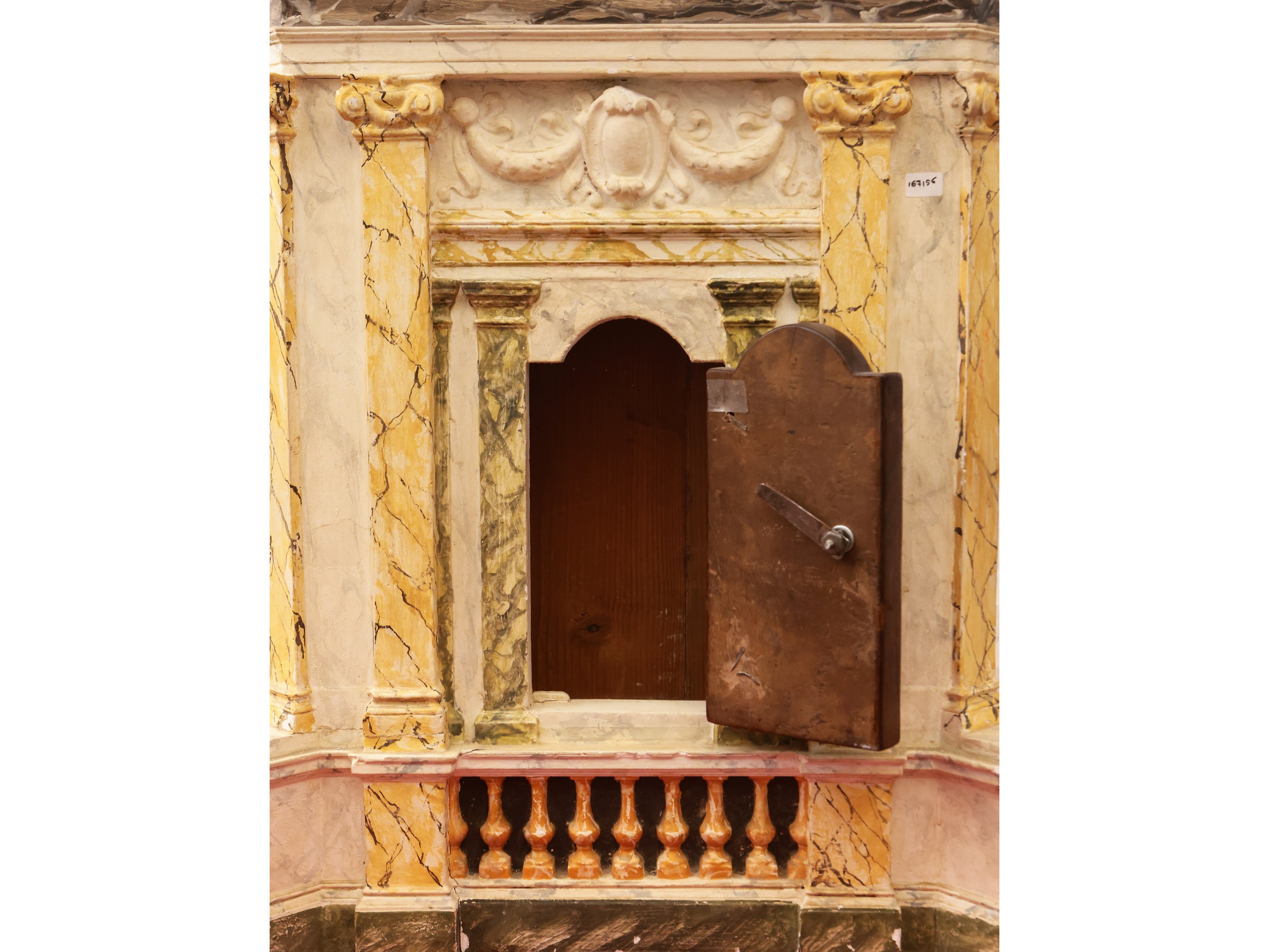 Tabernacolo in gesso policromo e legno