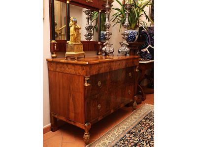 Cassettone impiallacciato in piuma di noce con intagli decorativi