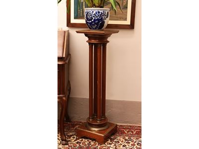 Colonna portavasi in noce, con dettagli in ottone