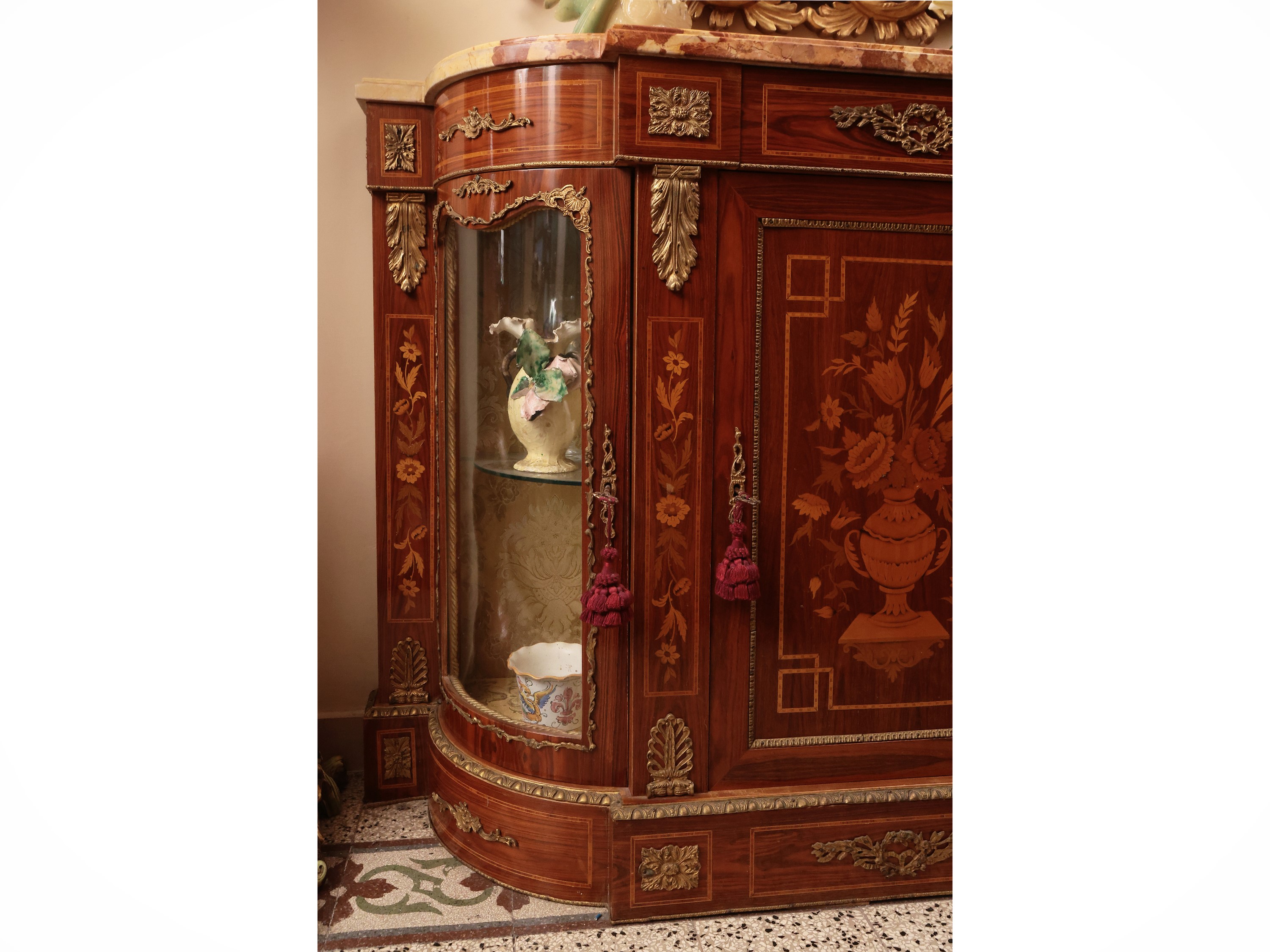 Credenza Impiallacciata in Noce ed Altre Essenze
