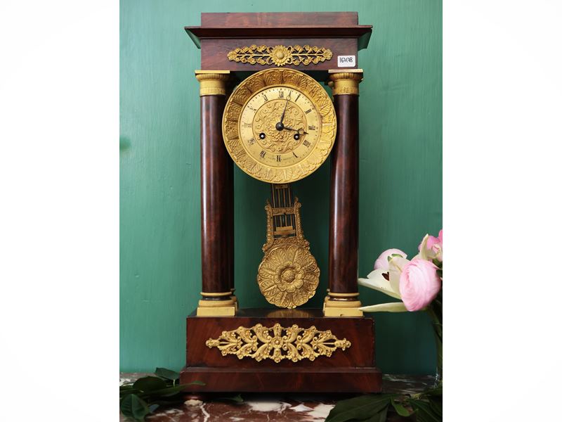 Orologio da Tavolo a Tempietto in Noce