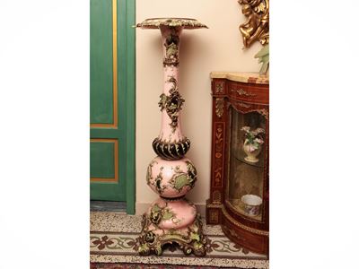 Monumentale Colonna Porta Sculture di Gusto Art Nouveau in Ceramica Policroma