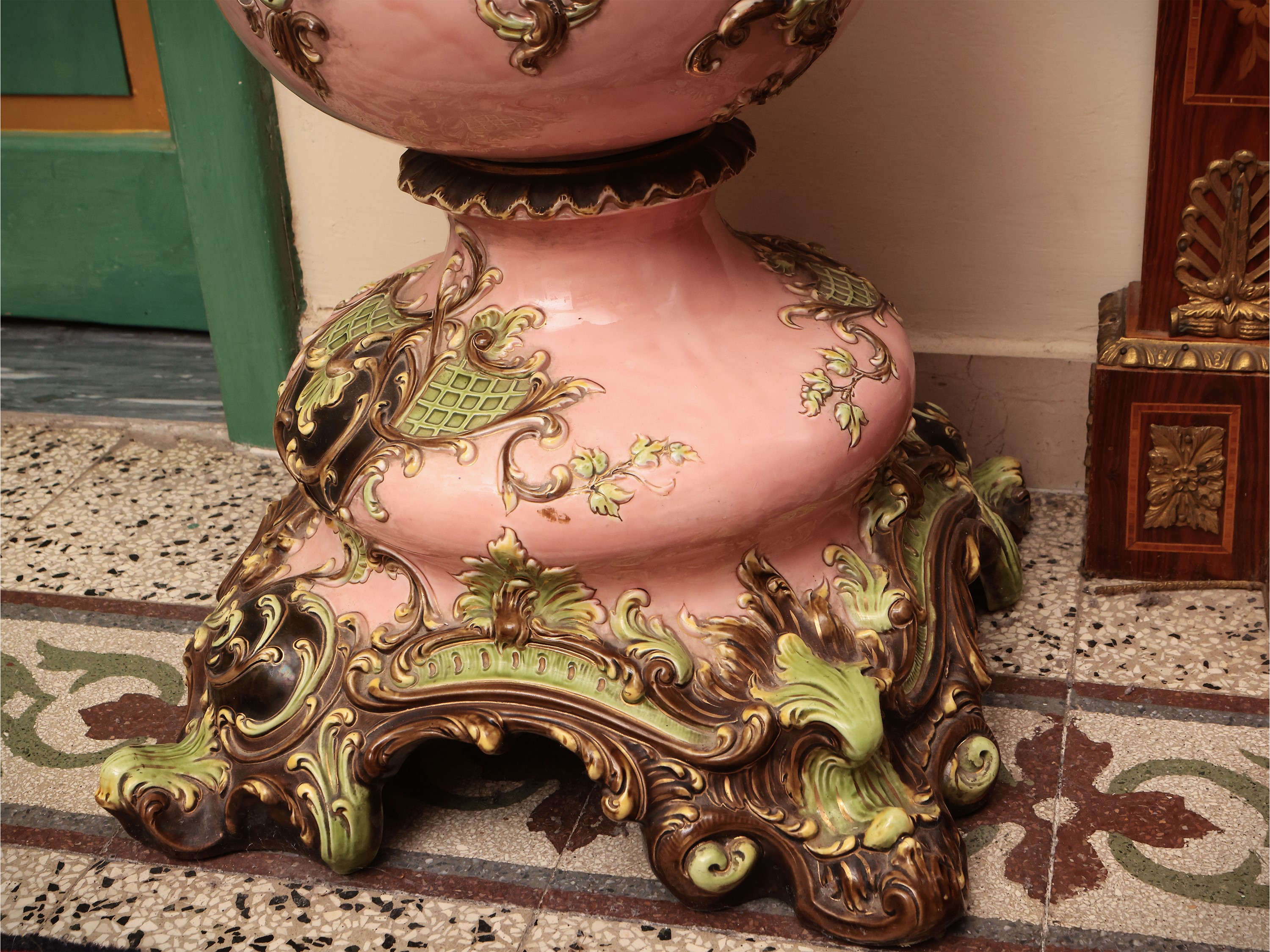 Monumentale Colonna Porta Sculture di Gusto Art Nouveau in Ceramica Policroma