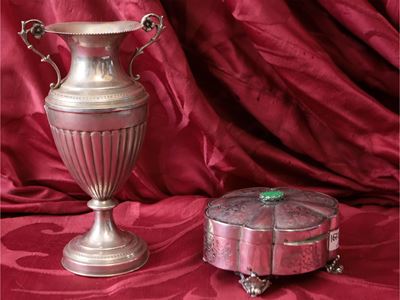 Due opere in argento: portagioie cesellato e vaso ad anfora