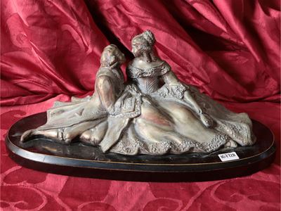 Gruppo in terracotta dipinta a lustro raffigurante scena galante, h 16 cm