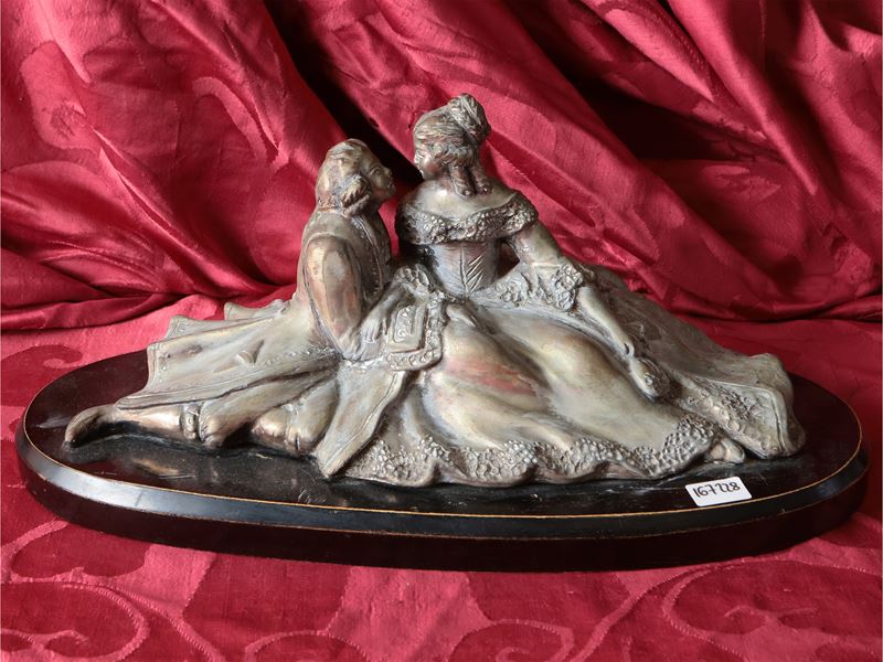 Gruppo in terracotta dipinta a lustro raffigurante scena galante, h 16 cm