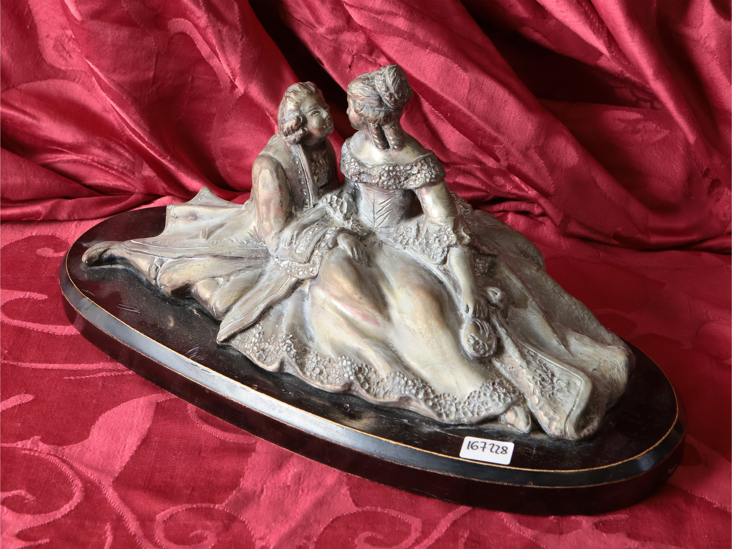 Gruppo in terracotta dipinta a lustro raffigurante scena galante, h 16 cm