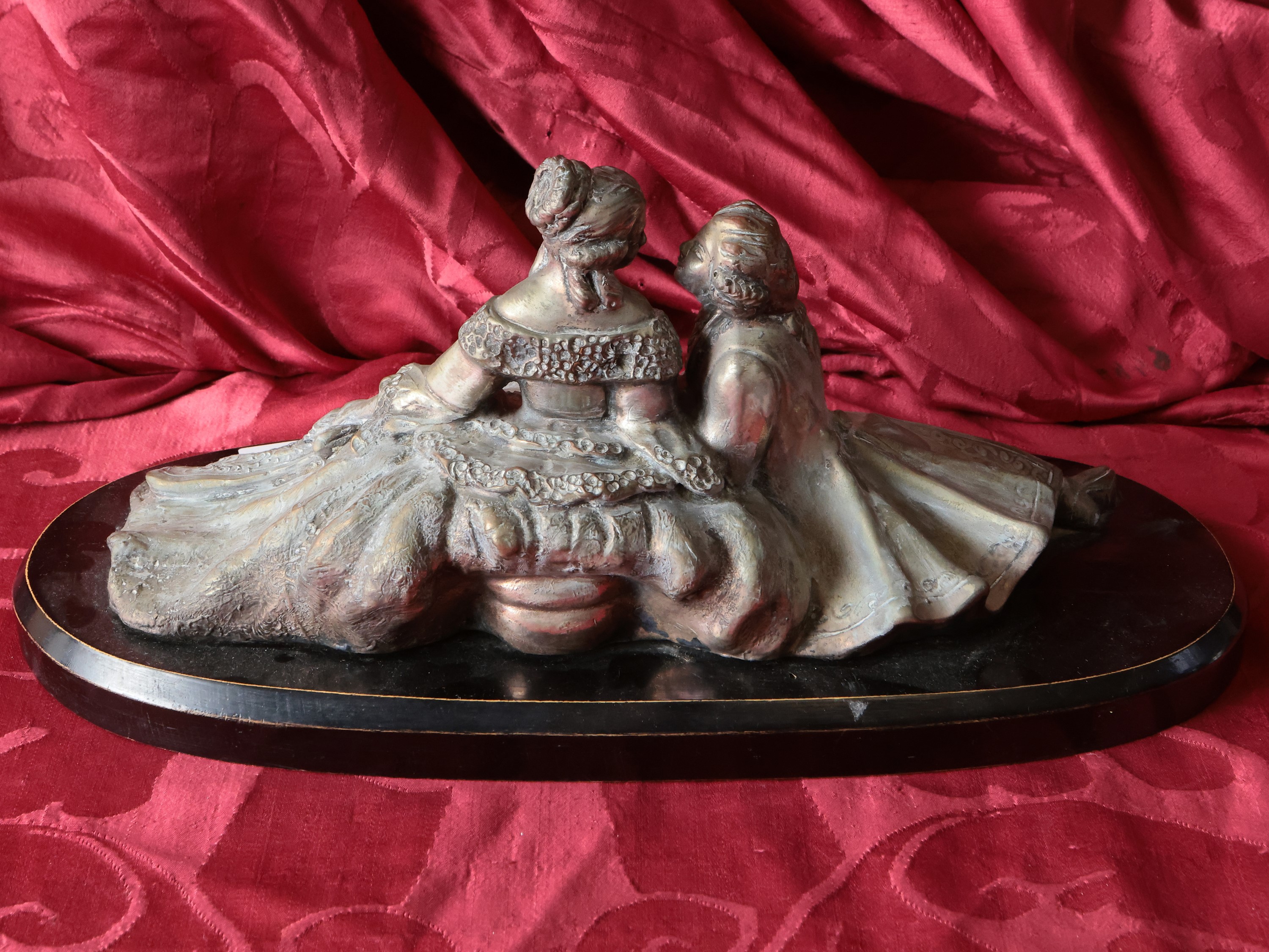 Gruppo in terracotta dipinta a lustro raffigurante scena galante, h 16 cm