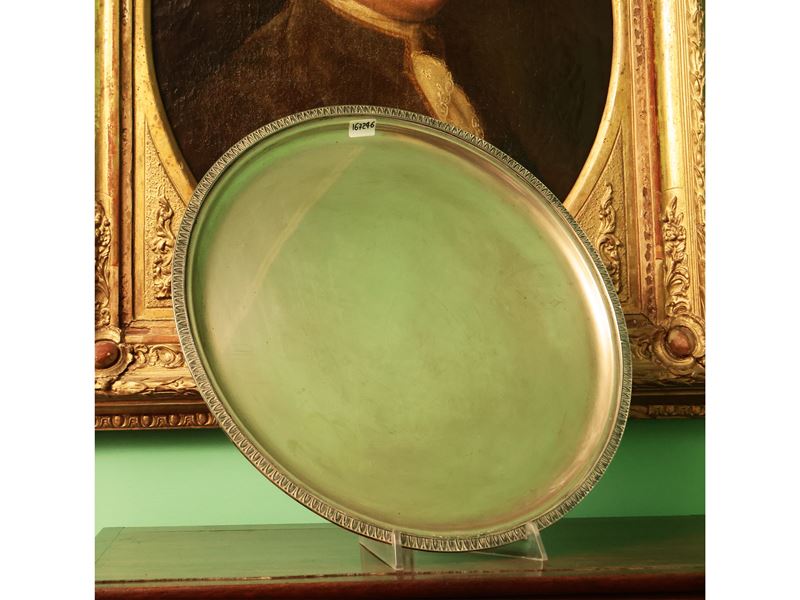 Vassoio in argento, forma rotonda con bordo cesellato a palmette