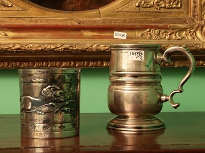 Brandimarte, Due accessori in argento: bicchiere portapenne con motivo leone e boccale a doppia v...
