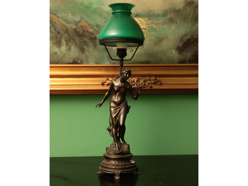 Lume da tavolo in antimonio, figura femminile Art Nouveau con bobeche in vetro verde