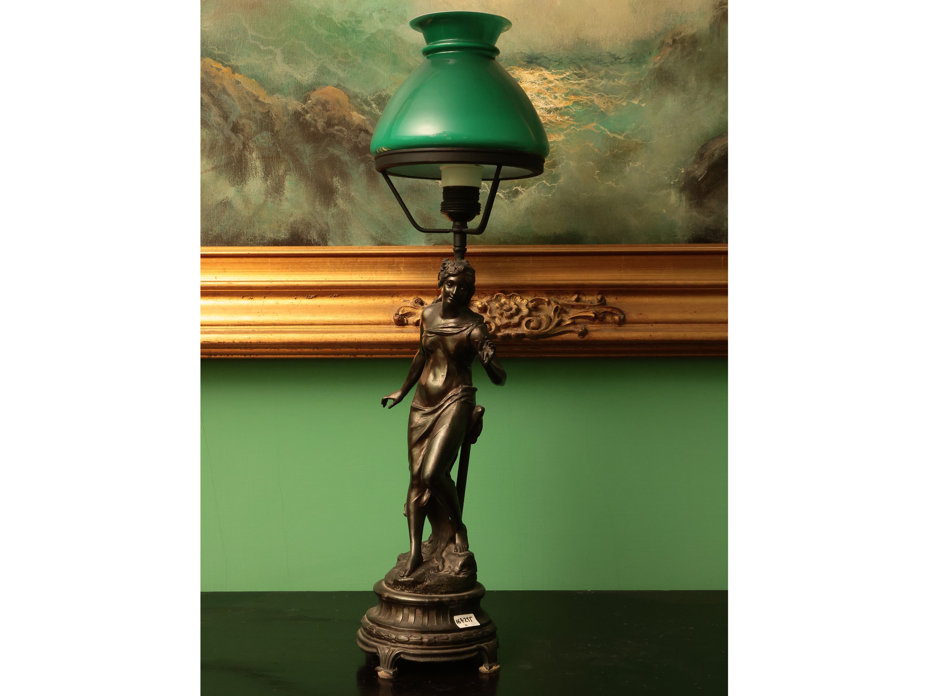 Lume da tavolo in antimonio, figura femminile Art Nouveau con bobeche in vetro verde