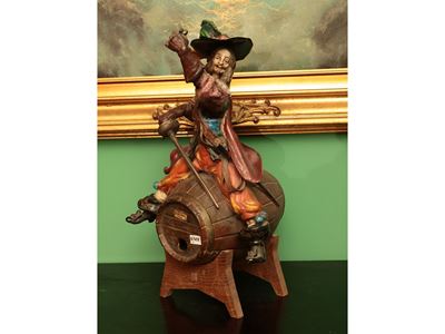 Caratello da Marsala in ceramica policroma con figura di cavaliere, h 46 cm