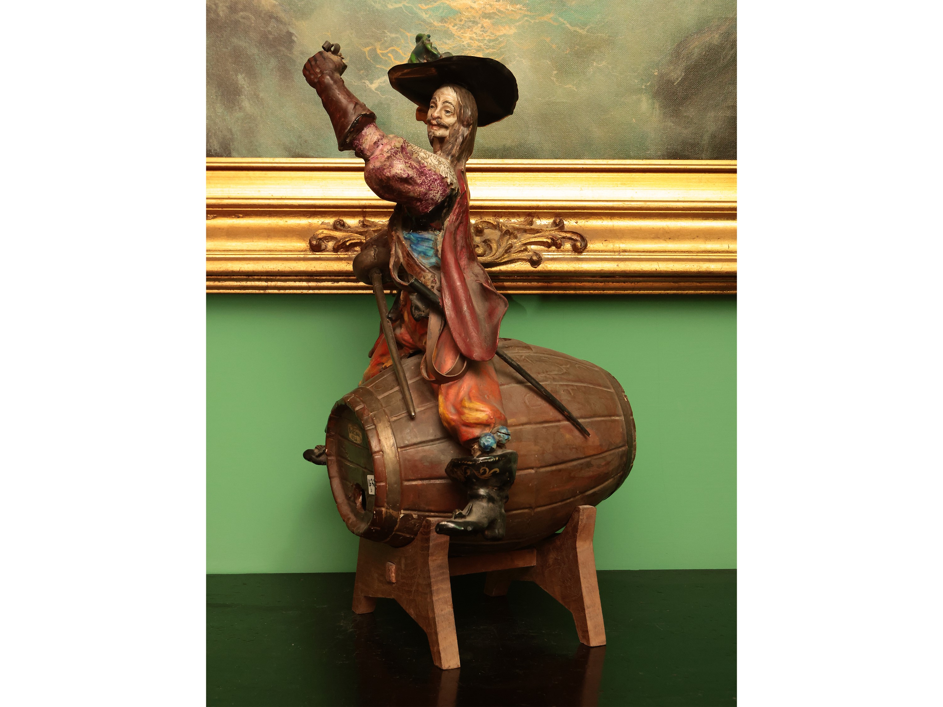 Caratello da Marsala in ceramica policroma con figura di cavaliere, h 46 cm