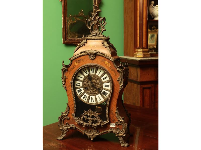 Orologio da mensola in legno di rosa con intarsi e applicazioni in metallo, XVIII secolo