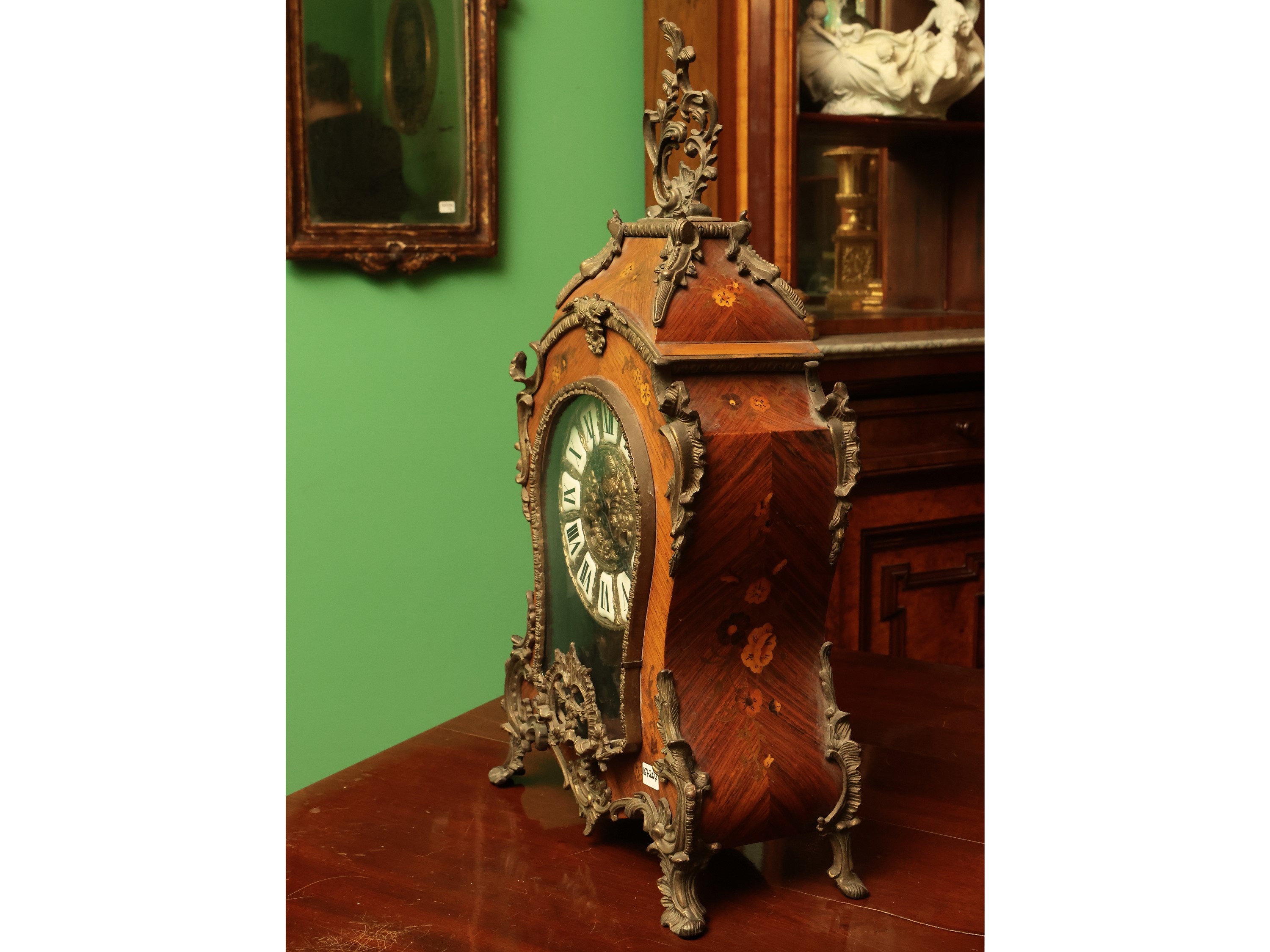 Orologio da mensola in legno di rosa con intarsi e applicazioni in metallo, XVIII secolo