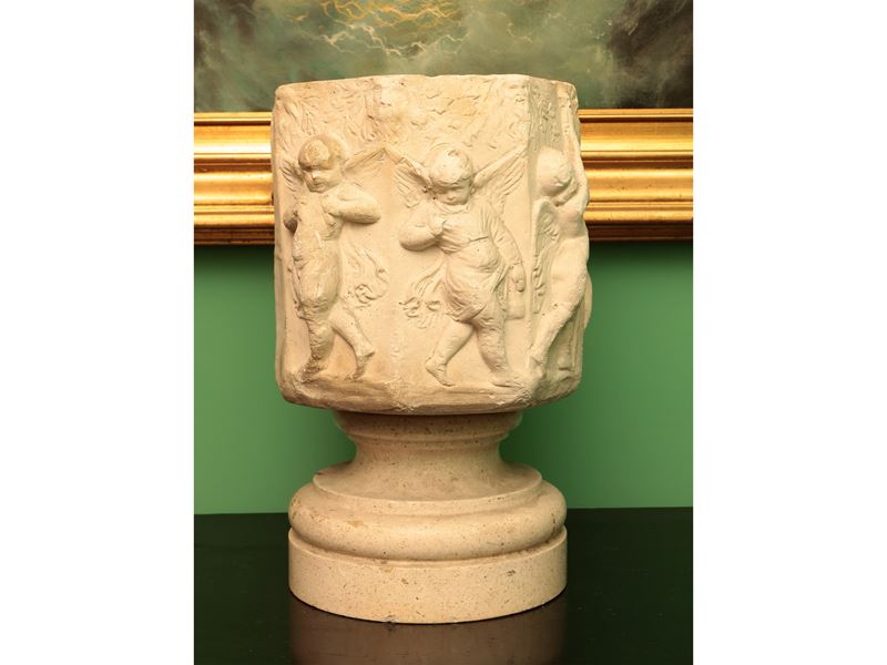 Vaso decorativo in gesso con putti a bassorilievo, inizio del XX secolo
