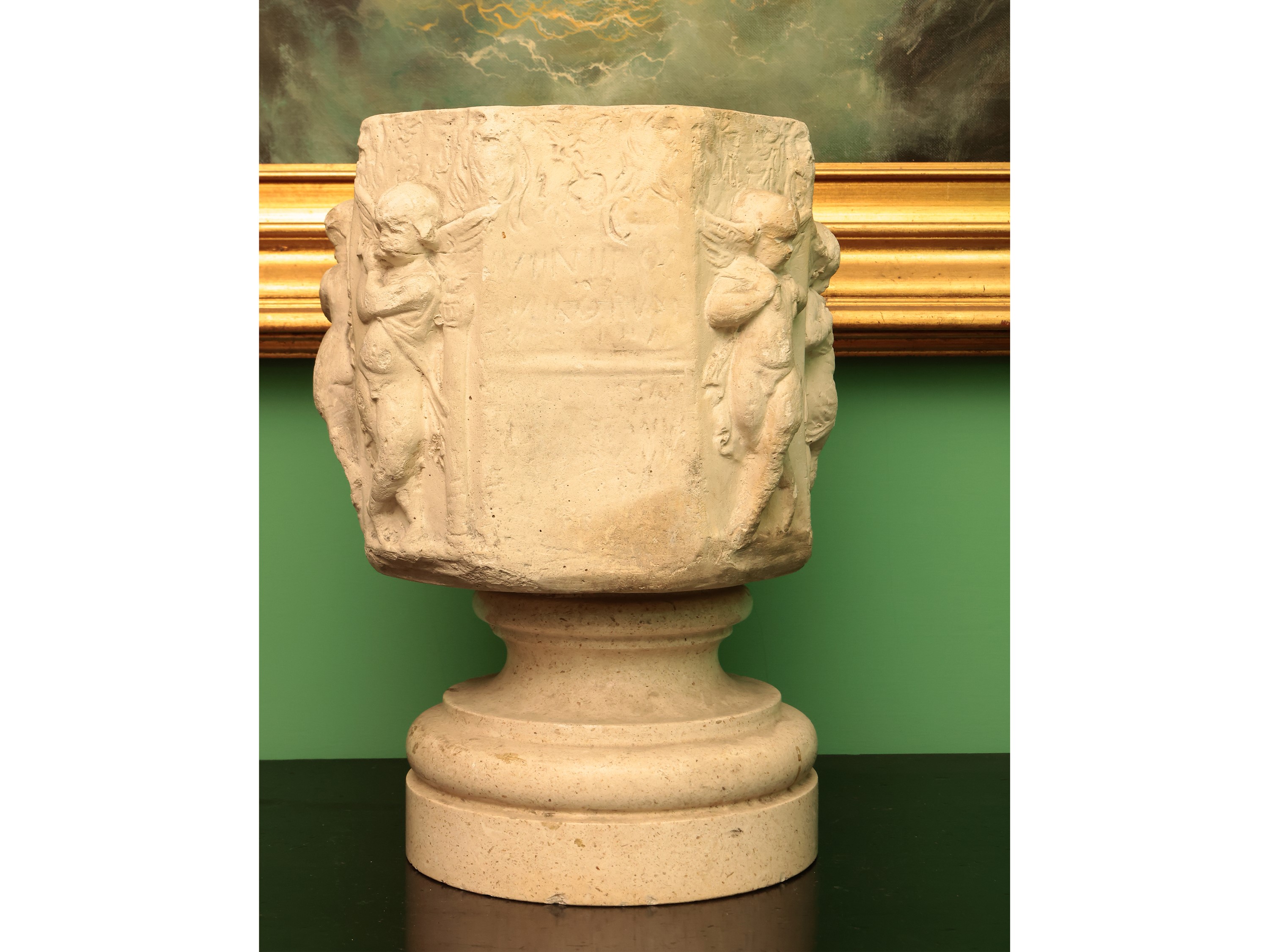 Vaso decorativo in gesso con putti a bassorilievo, inizio del XX secolo