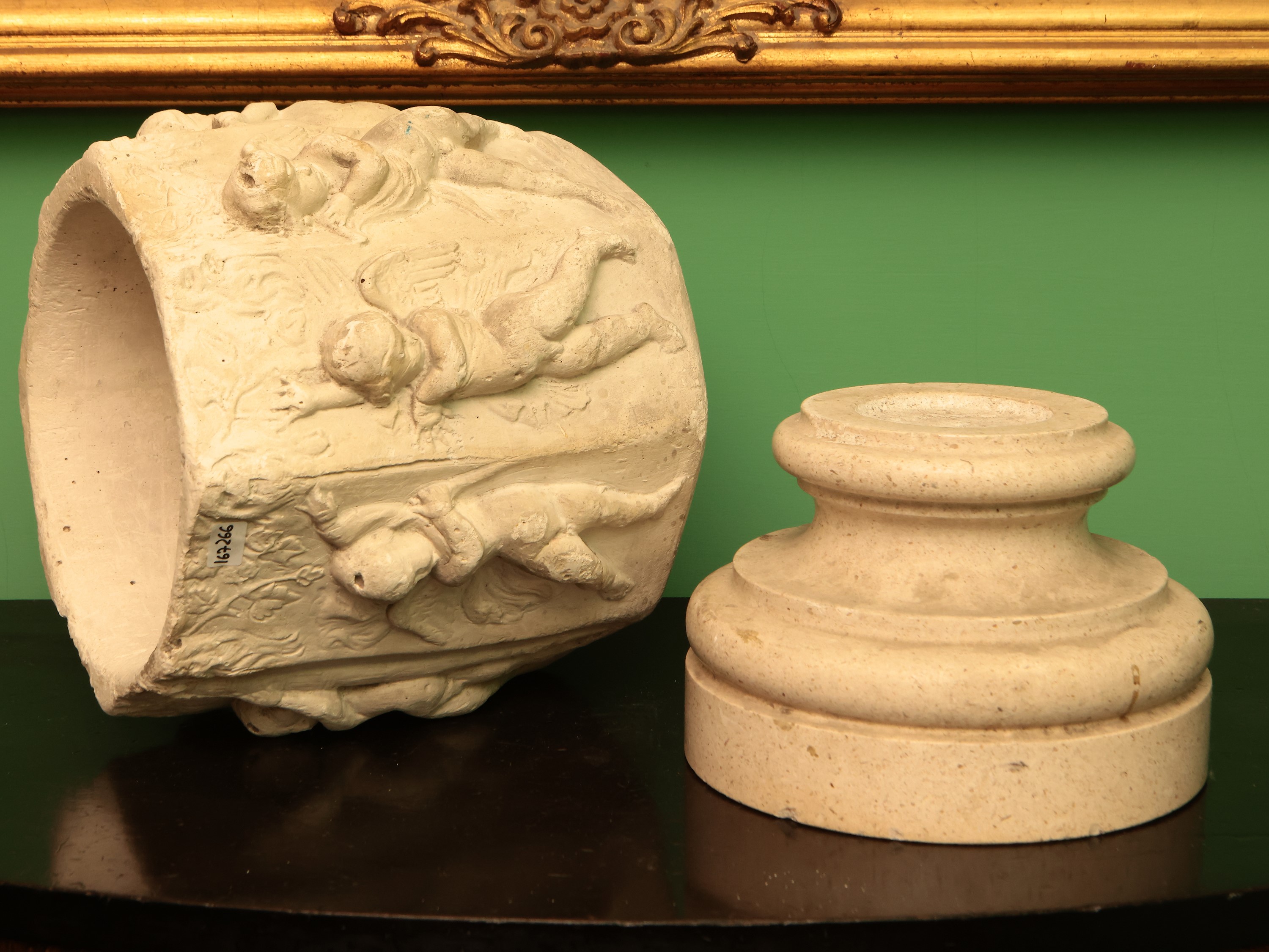 Vaso decorativo in gesso con putti a bassorilievo, inizio del XX secolo