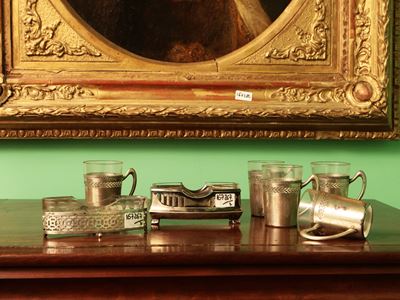 Accessori per la tavola in argento d'epoca, due saliere Liberty con cucchiaini e cinque bicchieri...