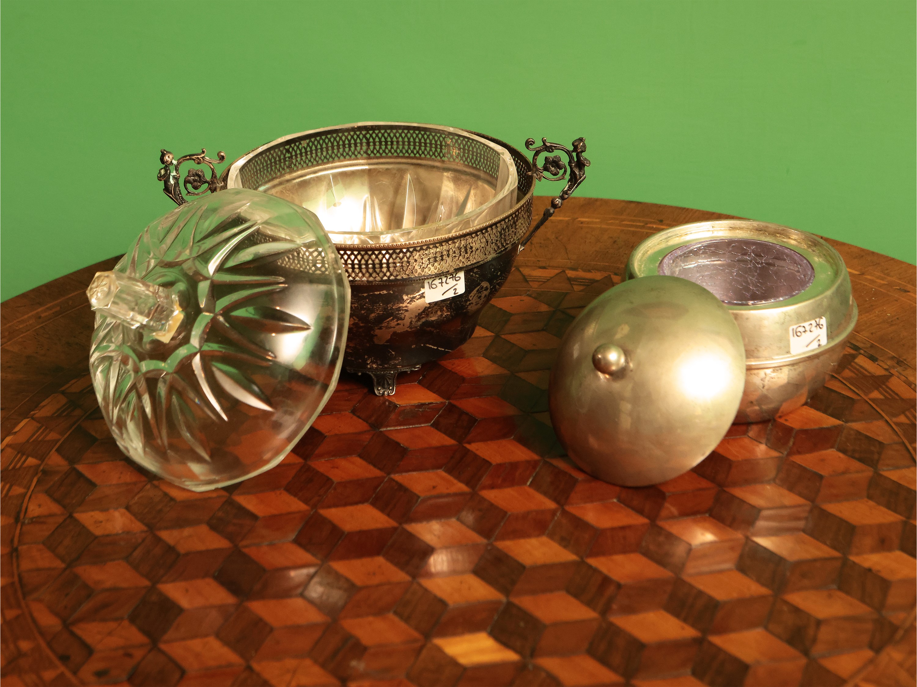 Due porta bon bon in argento, forma sferica con interno in cristallo molato