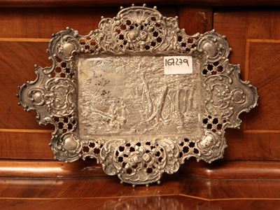 Placca in argento, istoriata con scena galante