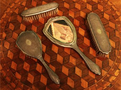 Set da toilette in argento, composto da specchio a mano e spazzole