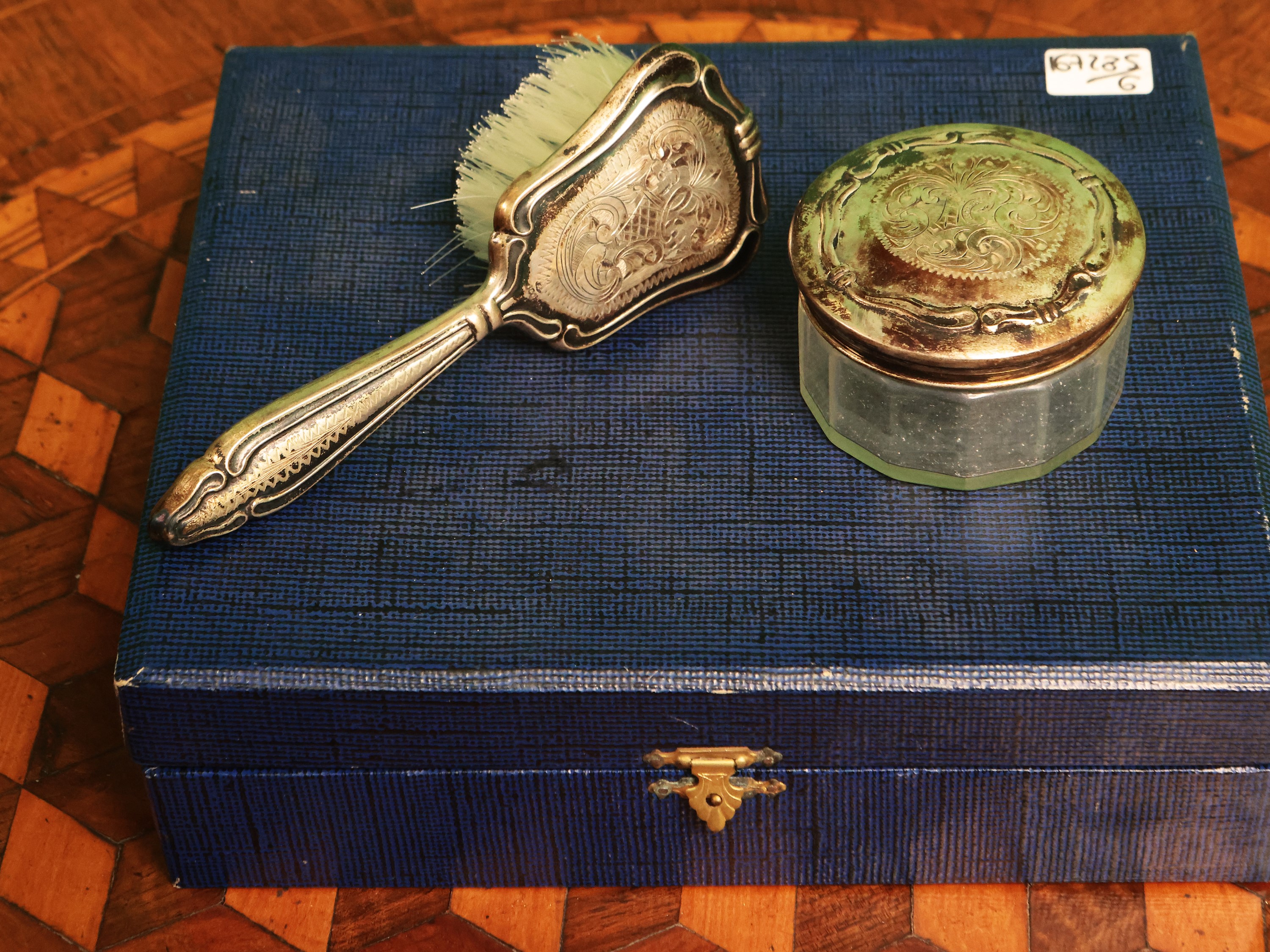 Set da toilette in argento, composto da specchio a mano e spazzole