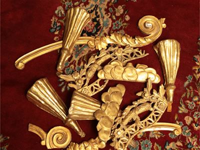 Miscellanea di Frammenti in Legno Intagliato e Dorato