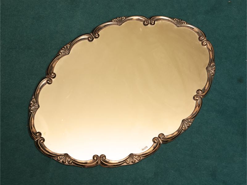 Vassoio a specchio con cornice in argento sbalzata, cm 38x56