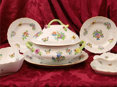 Herend, Servizio di piatti in porcellana con decoro Queen Victoria