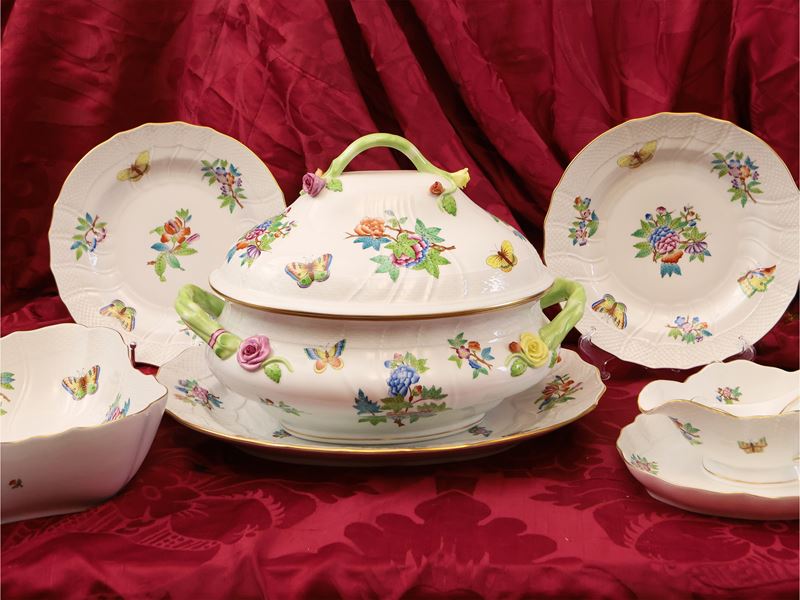 Herend, Servizio di piatti in porcellana con decoro Queen Victoria