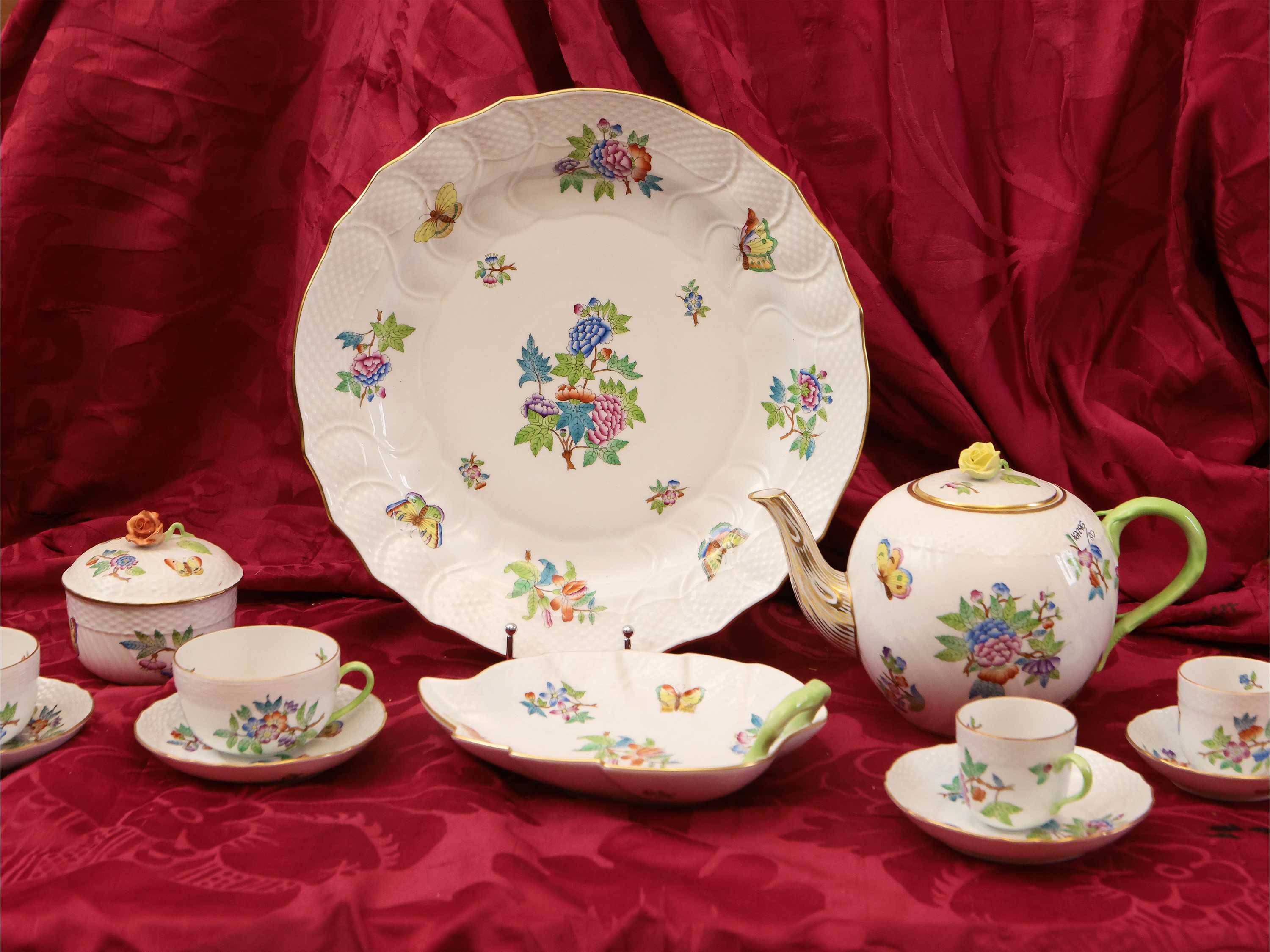 Herend, Servizio di piatti in porcellana con decoro Queen Victoria