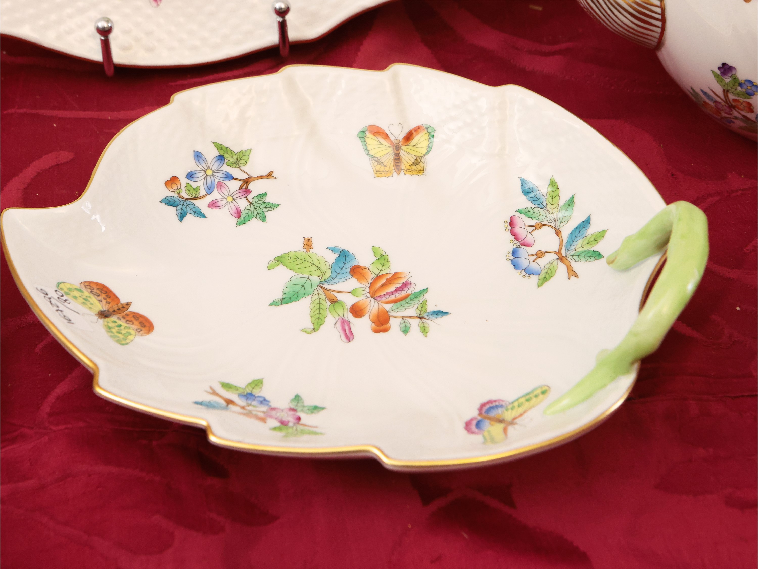 Herend, Servizio di piatti in porcellana con decoro Queen Victoria