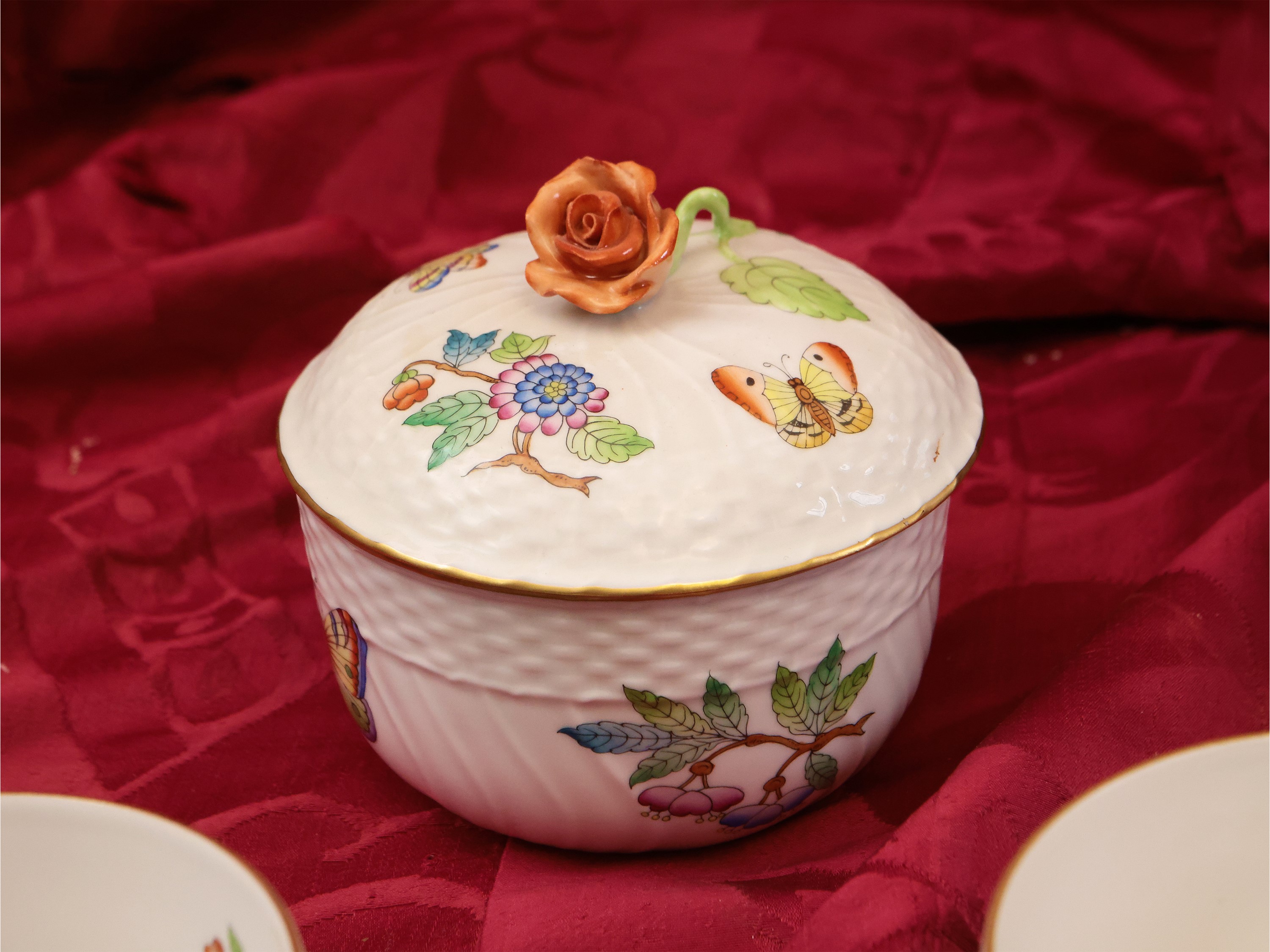 Herend, Servizio di piatti in porcellana con decoro Queen Victoria