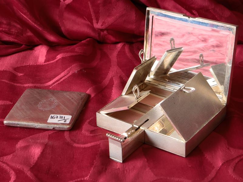 Due trousse da borsetta in argento con specchio