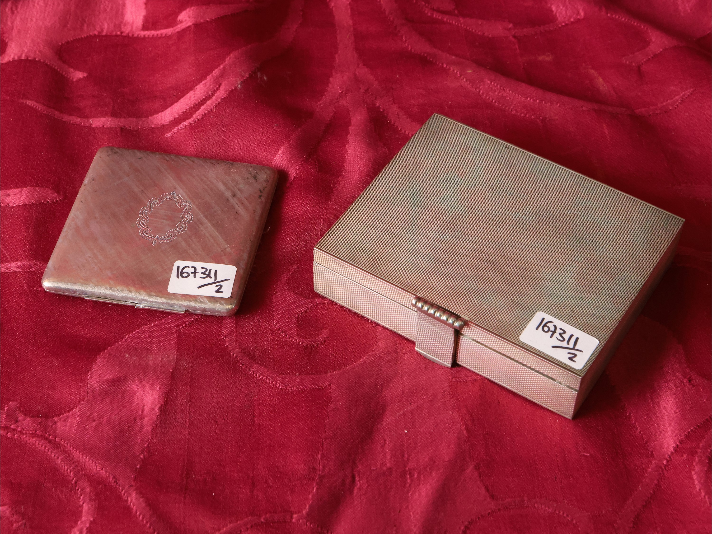 Due trousse da borsetta in argento con specchio