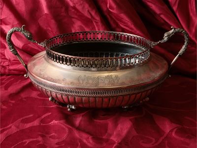 Centrotavola in argento, con figure zoomorfe e bordo traforato