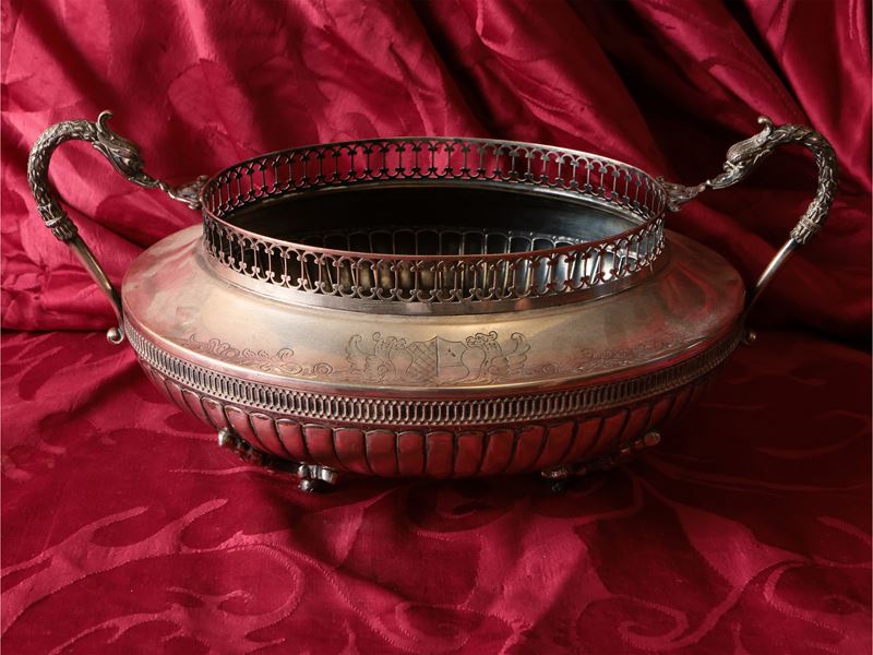 Centrotavola in argento, con figure zoomorfe e bordo traforato