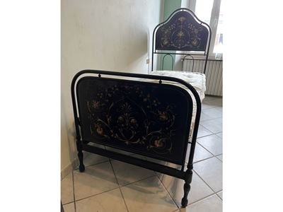 Letto singolo in ferro con decorazioni Raffaellesche, fine XIX secolo - in ferro tinto nero