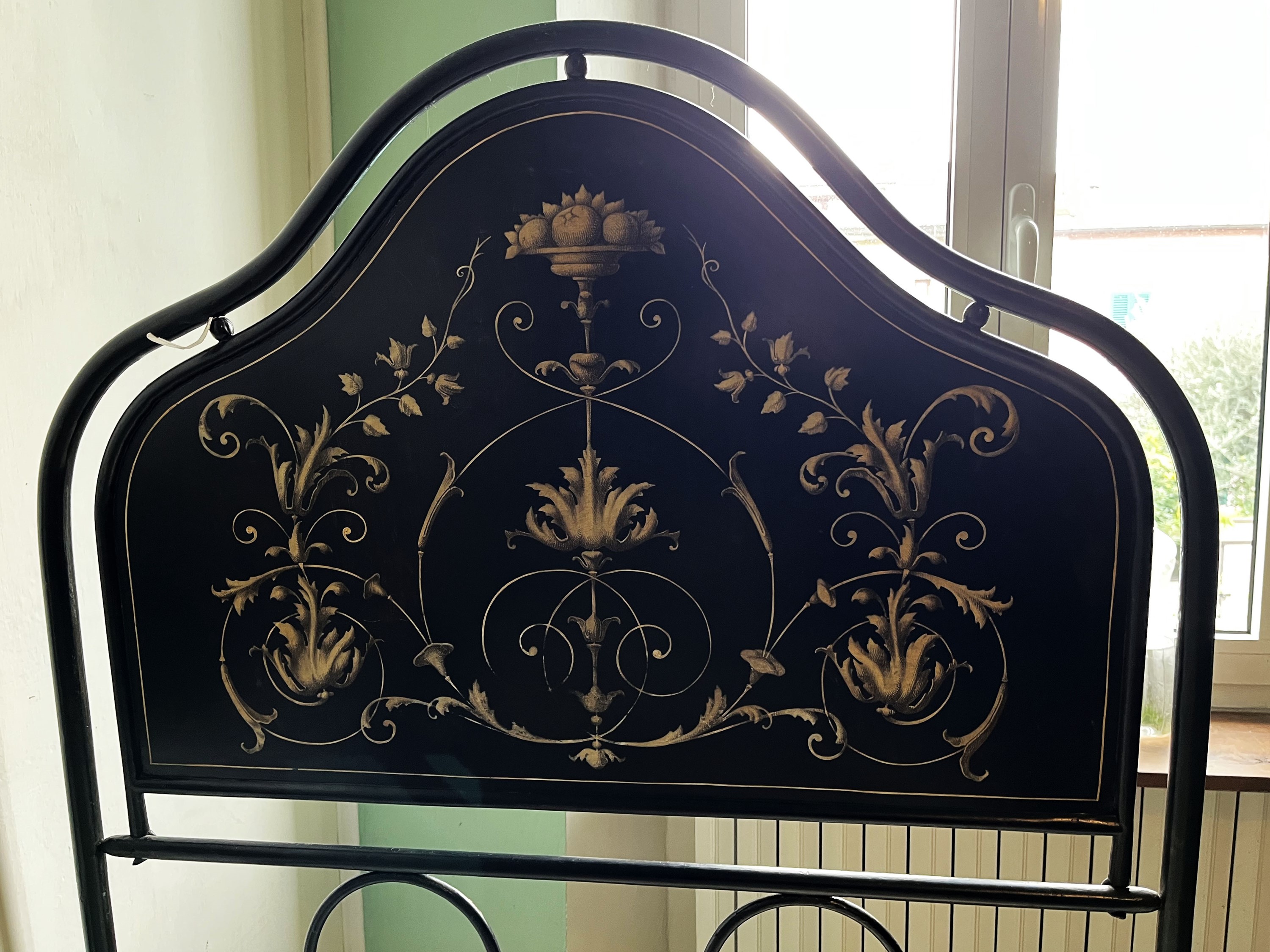 Letto singolo in ferro con decorazioni Raffaellesche, fine XIX secolo - in ferro tinto nero