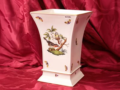 Herend, Grande vaso in porcellana decorato con volatili e farfalle, XX secolo