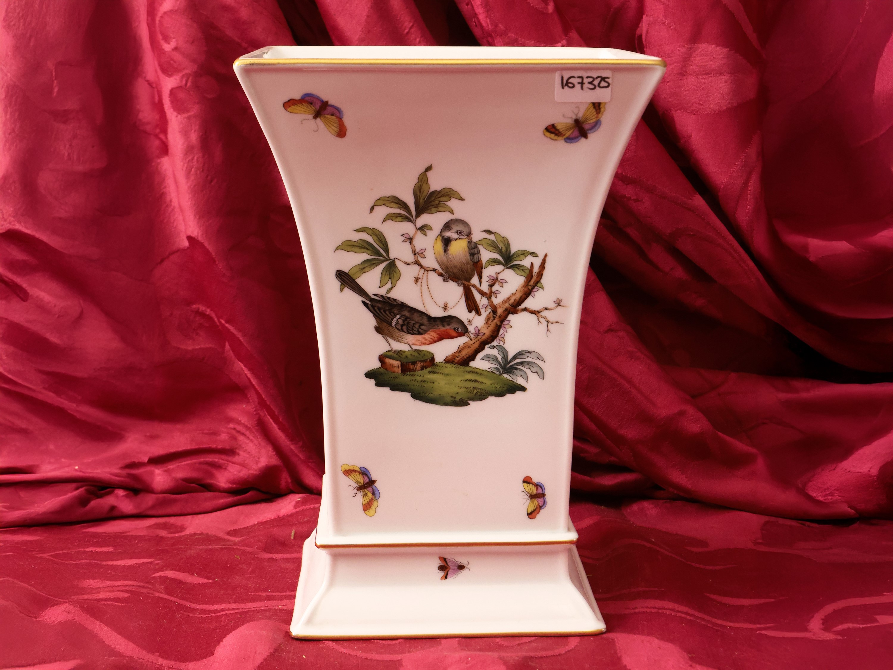 Herend, Grande vaso in porcellana decorato con volatili e farfalle, XX secolo