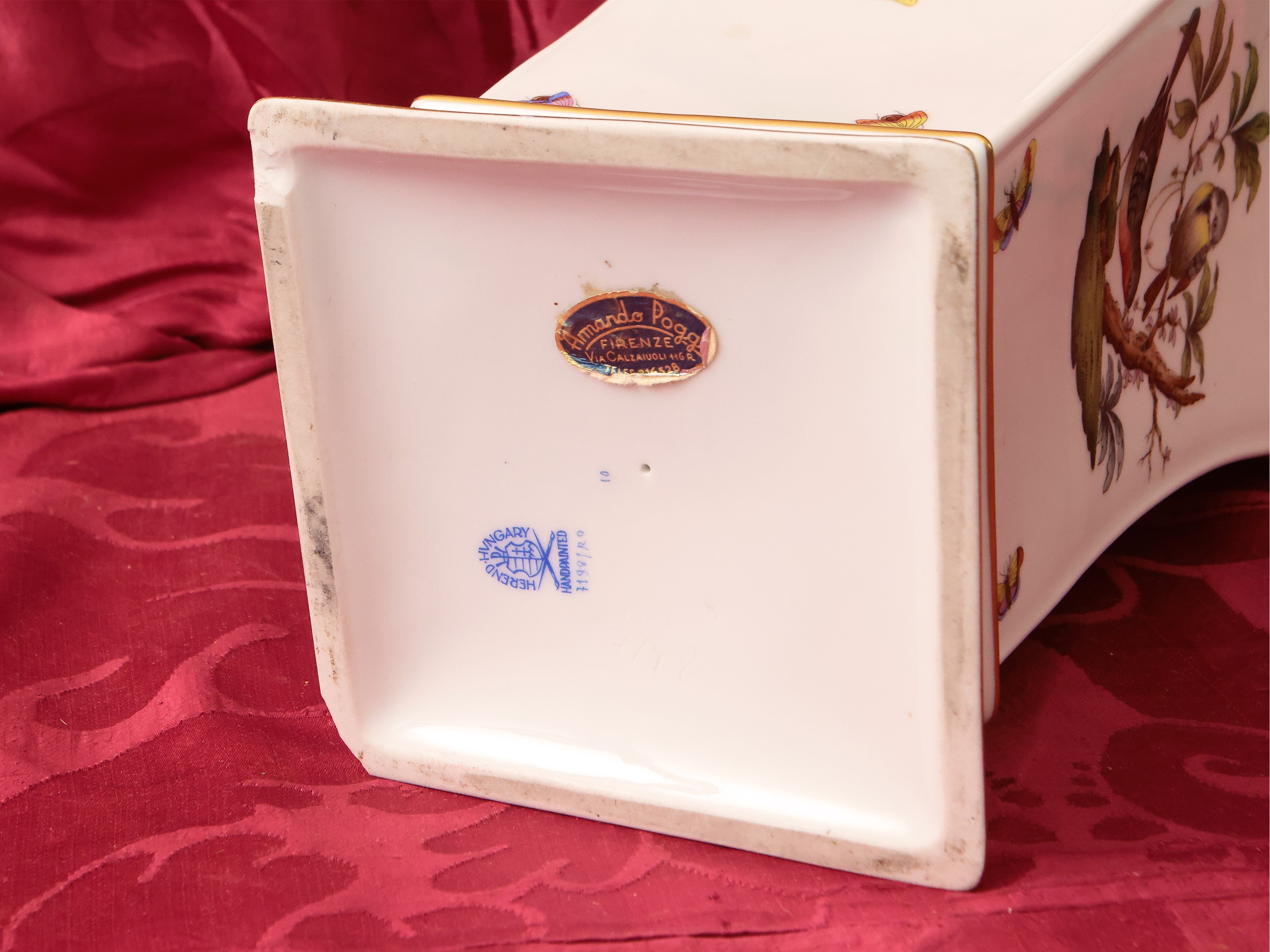 Herend, Grande vaso in porcellana decorato con volatili e farfalle, XX secolo
