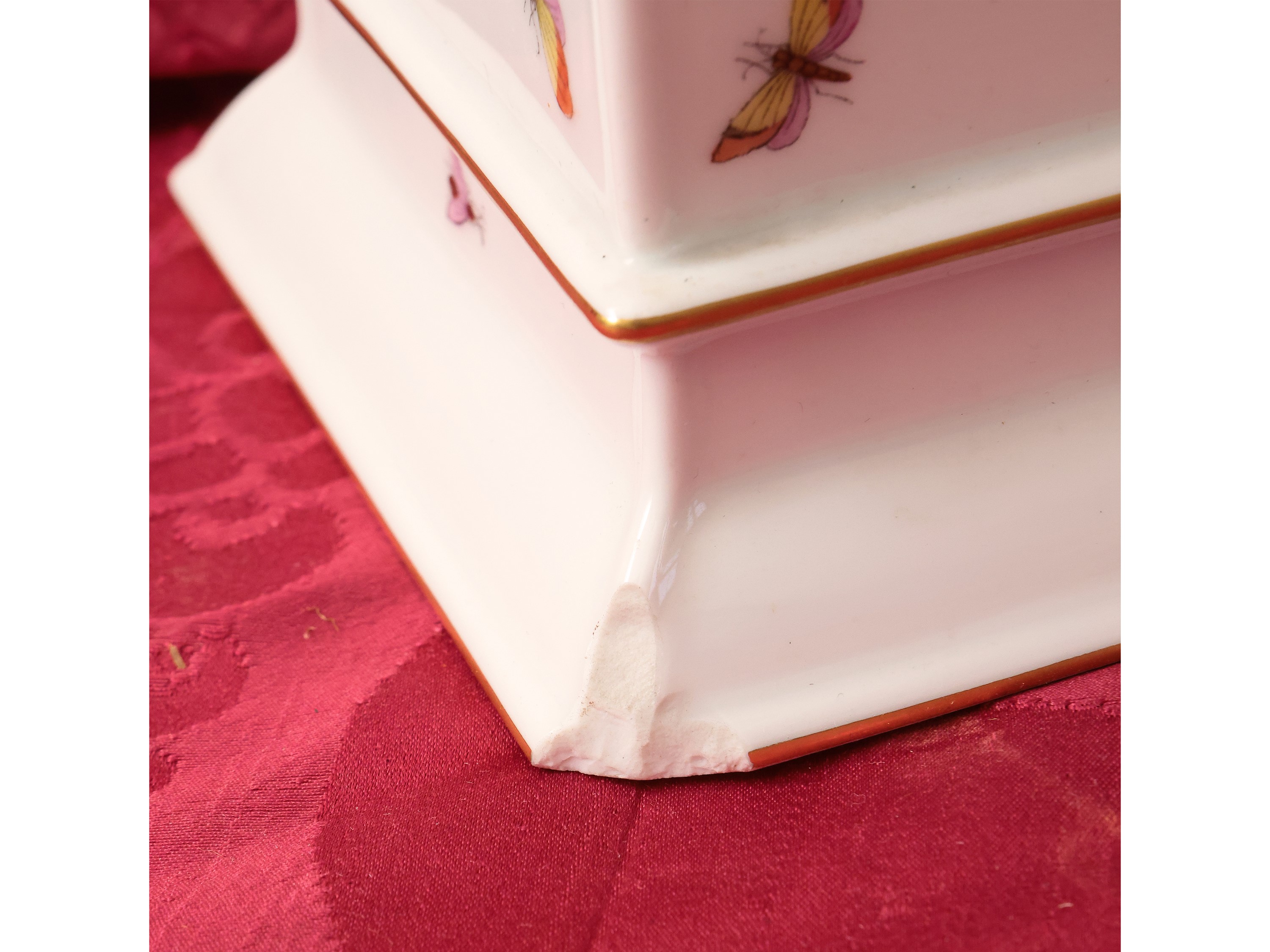 Herend, Grande vaso in porcellana decorato con volatili e farfalle, XX secolo