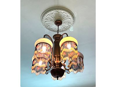 Lampadario a gas in ottone, inizi XX secolo, sei bracci con bobeche in vetro opalino