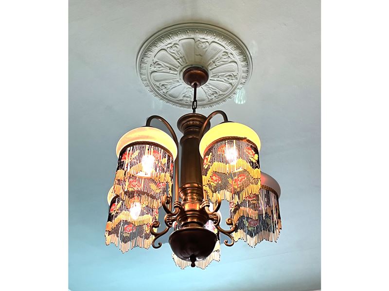 Lampadario a gas in ottone, inizi XX secolo, sei bracci con bobeche in vetro opalino